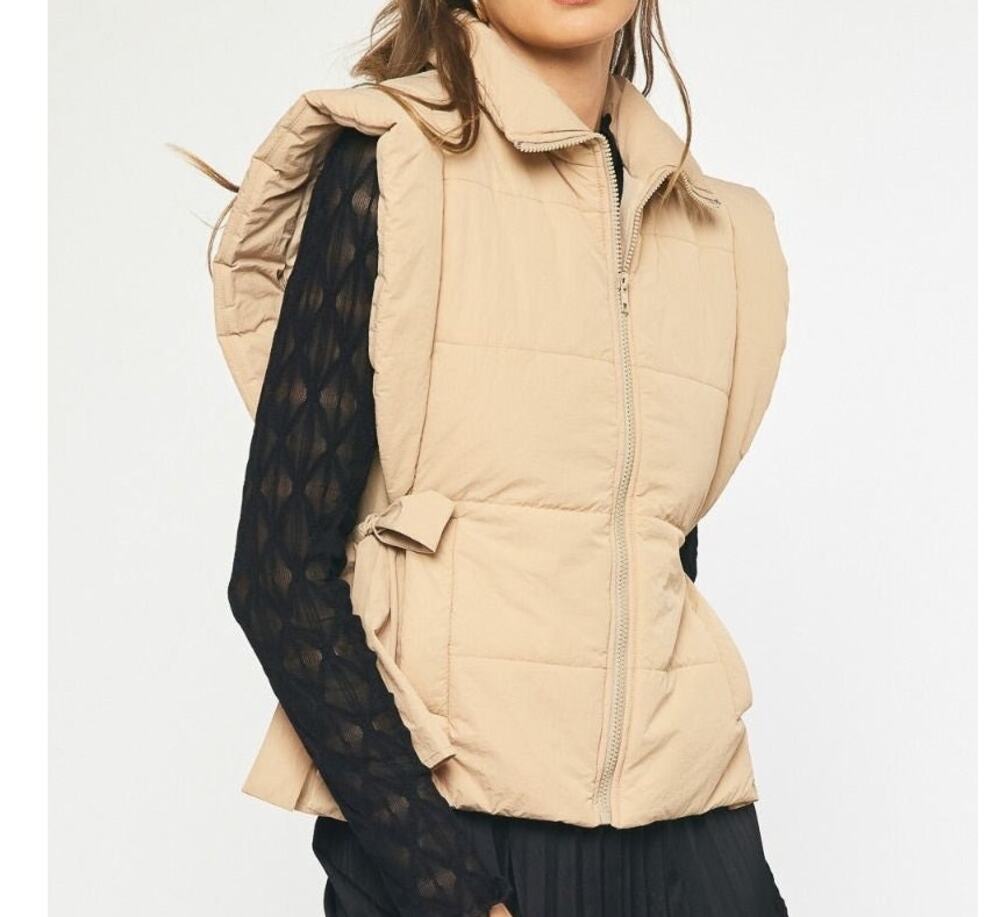 Puffer vest with ruffled shoulders, tan quilted, lined sz MED Entro